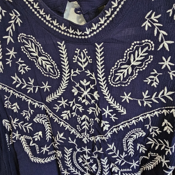 Tops - Picture 2 of 4